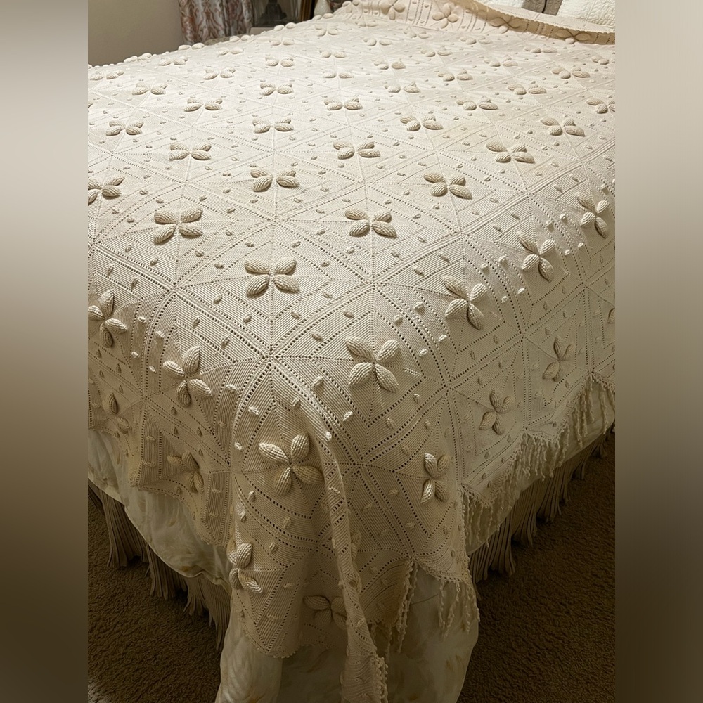 VINTAGE STYLE BATES Cream Hand-Crocheted Floral Bedspread/ COVERLET 85”X 79” - Picture 4 of 10